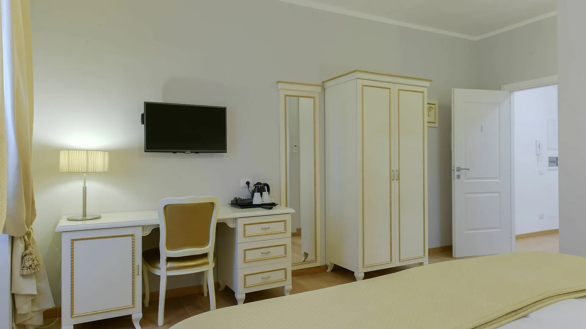 Gravina Suite Frattina Rome Bed & Breakfast