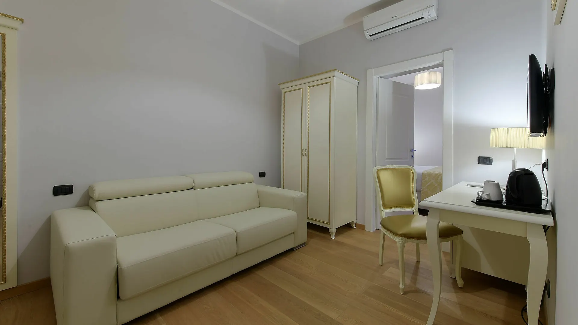Gravina Suite Frattina Rome Bed & Breakfast